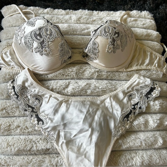 La Perla | Maison Cream Silk Push Up Bra with Black Floral Frastaglio & Thong - Picture 4 of 6